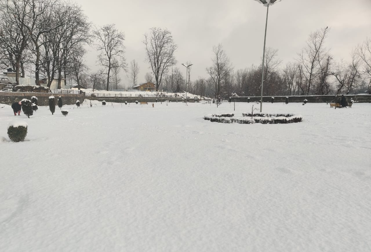 Moderate to heavy snowfall in Kashmir, Jammu receives heavy rainfall