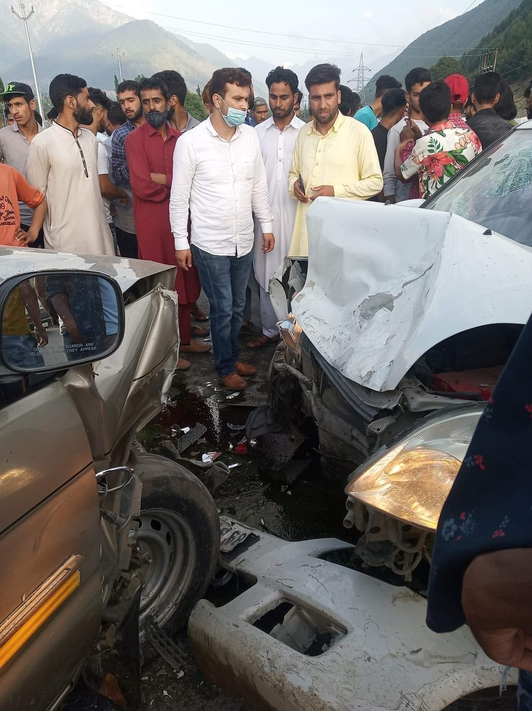 Six persons injured in Kangan road mishap