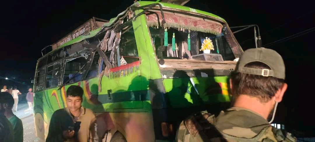 Oil-Tanker Collides With Mini-bus in Sopore, 12 Persons Injured