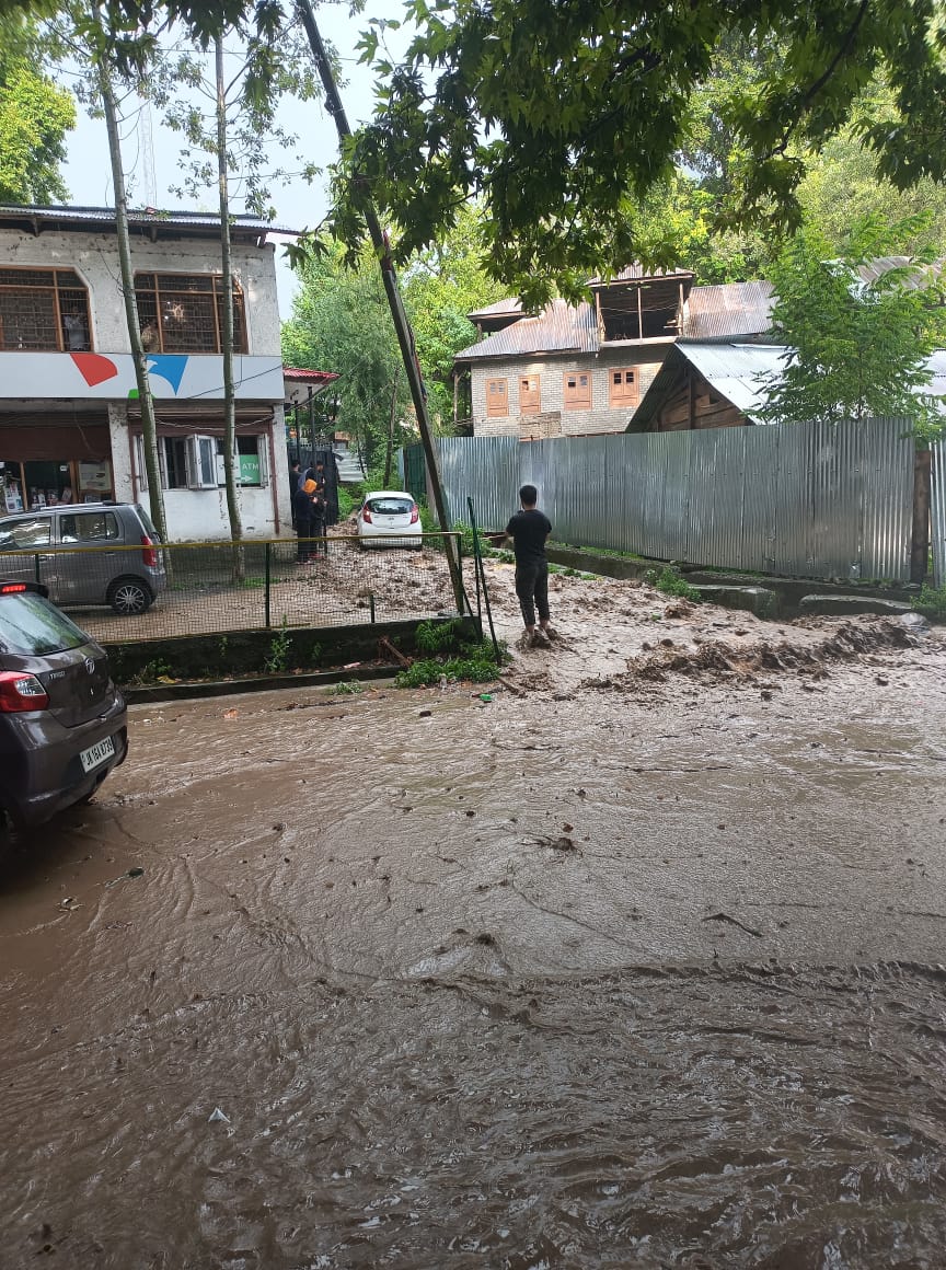 Breach In Power Canal At Baba Wayil, Traffic Suspended, Many Structures Demaged