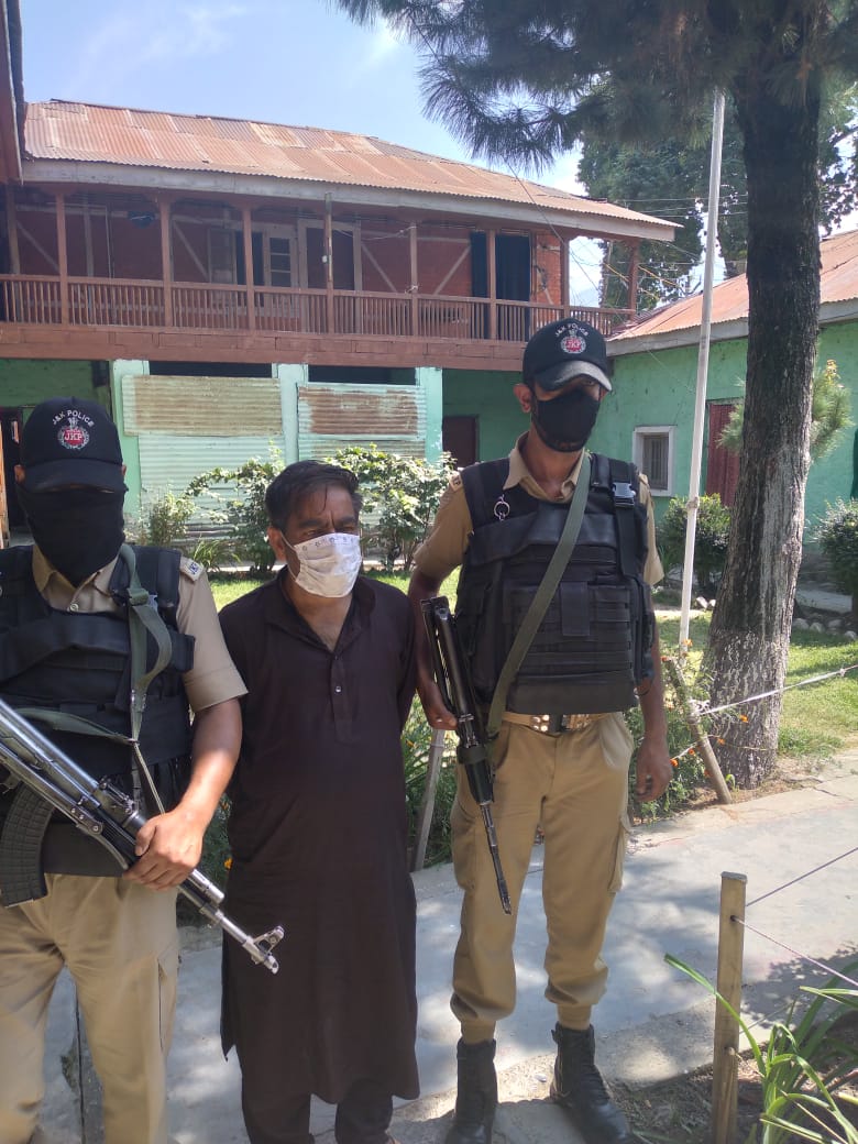 Police arrests notorious drug peddler in Kulgam