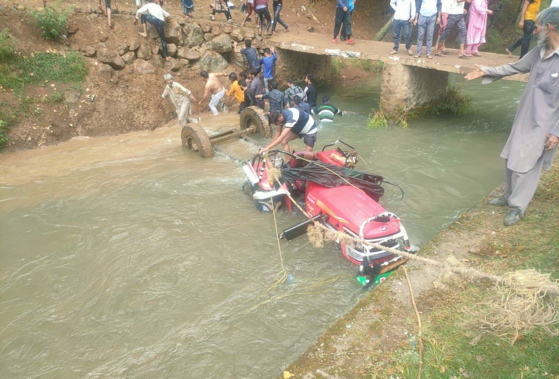Minor girl among 2 killed as tractor turns turtle in Bandipora