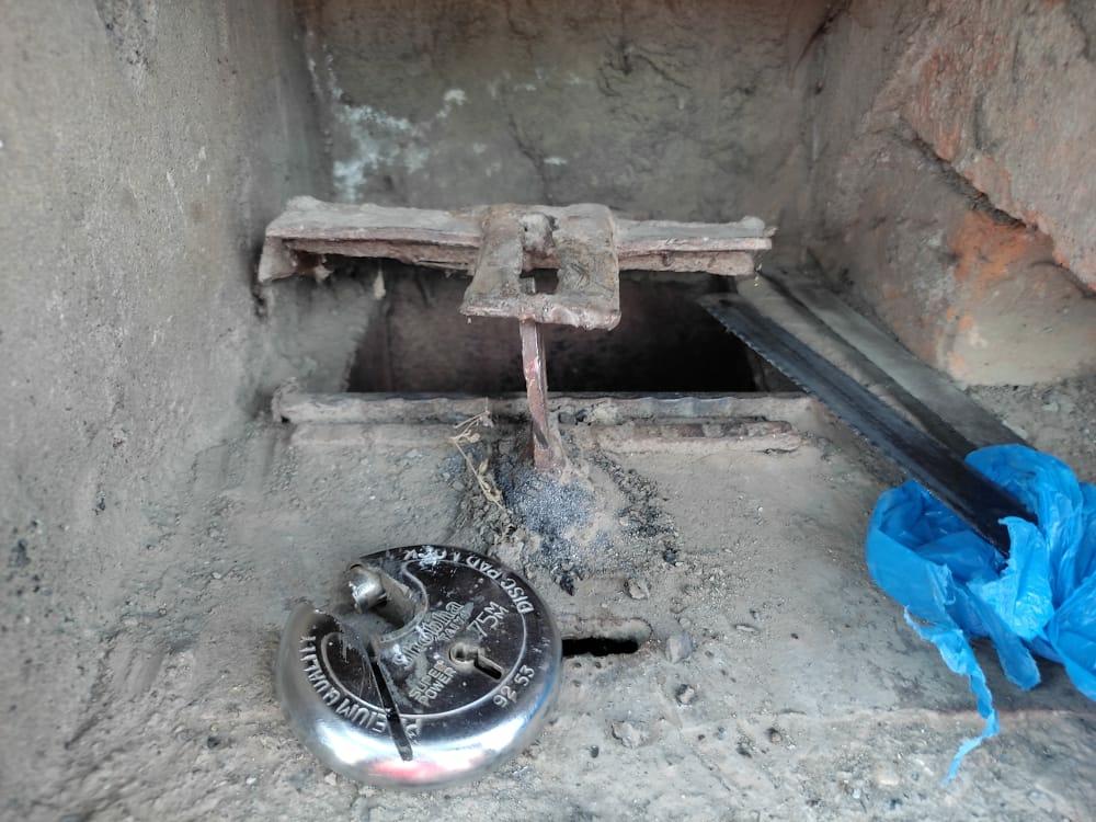 Burglars loot cash from Kangan Shrine