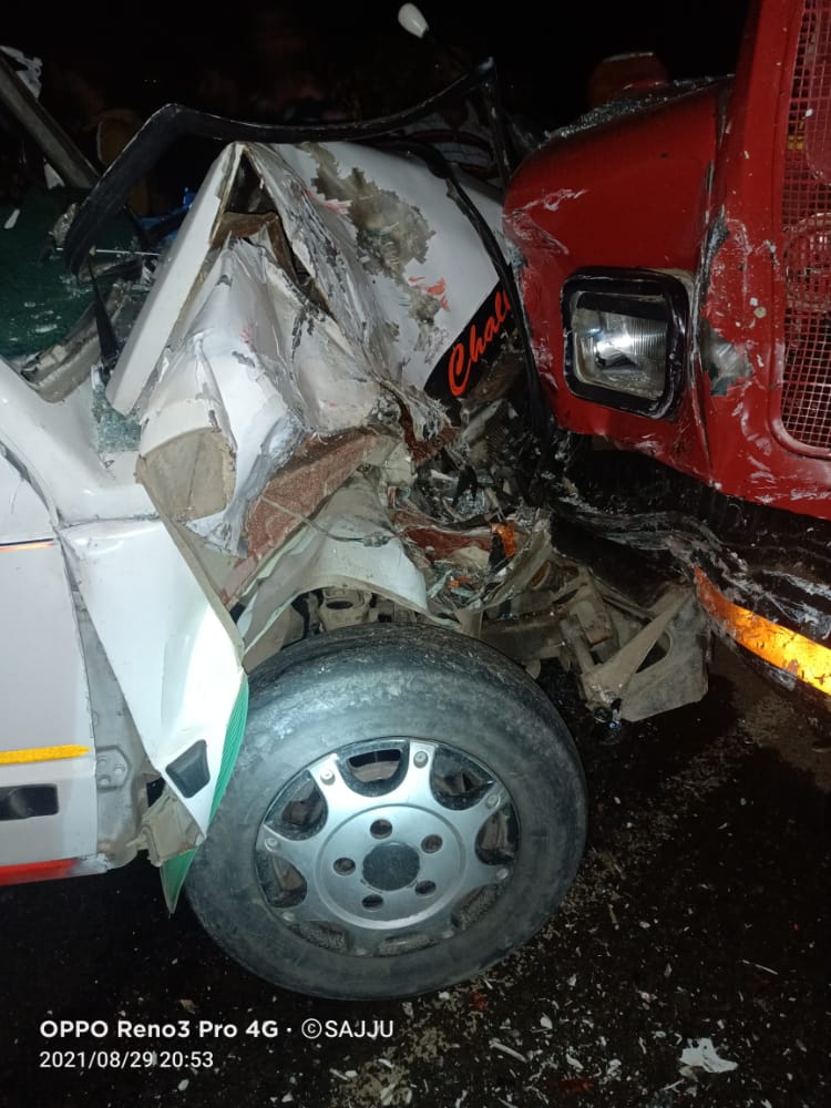 5 Persons Injured In Truck-Sumo Collision in Kupwara’s Kralpora