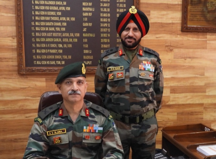 GoC 15 Corps visits Shopian town, take selfies with people