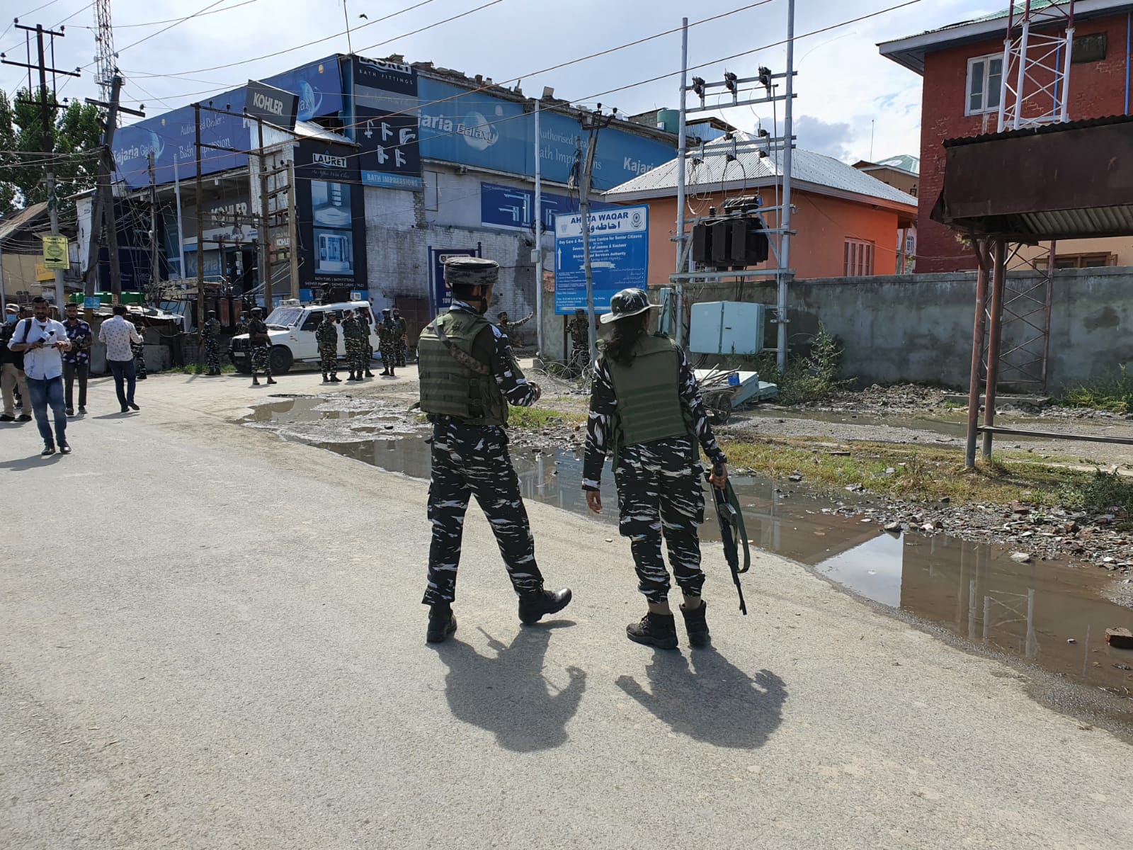 Grenade attack in Chanapora, CRPF man, lady suffer minor injuries