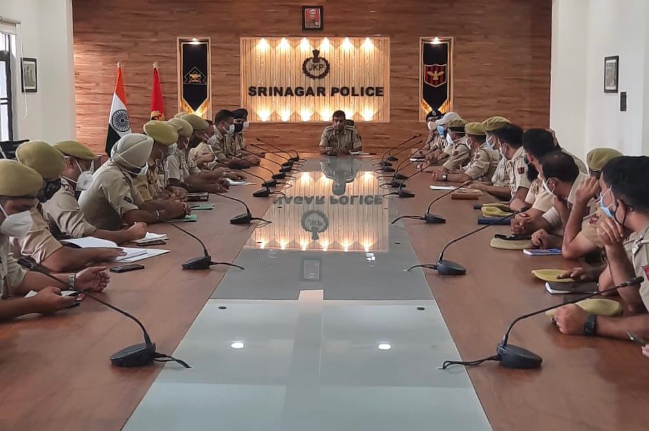 SSP Srinagar directs SHOs to ensure implementation of CAB (Covid Appropriate Behaviour) protocol in Srinagar city