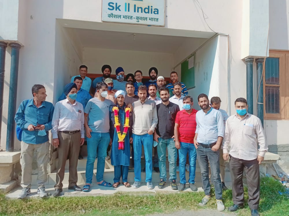 ITI Baramulla Employees Bids Affectionate Adieu To Retiring Instructor Khursheed Afghan
