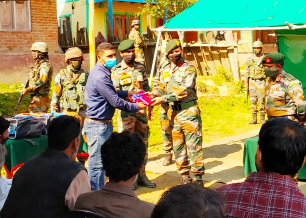 Army felicitates volunteers who worked tirelessly post flash floods at Kafar Nar Rafiabad