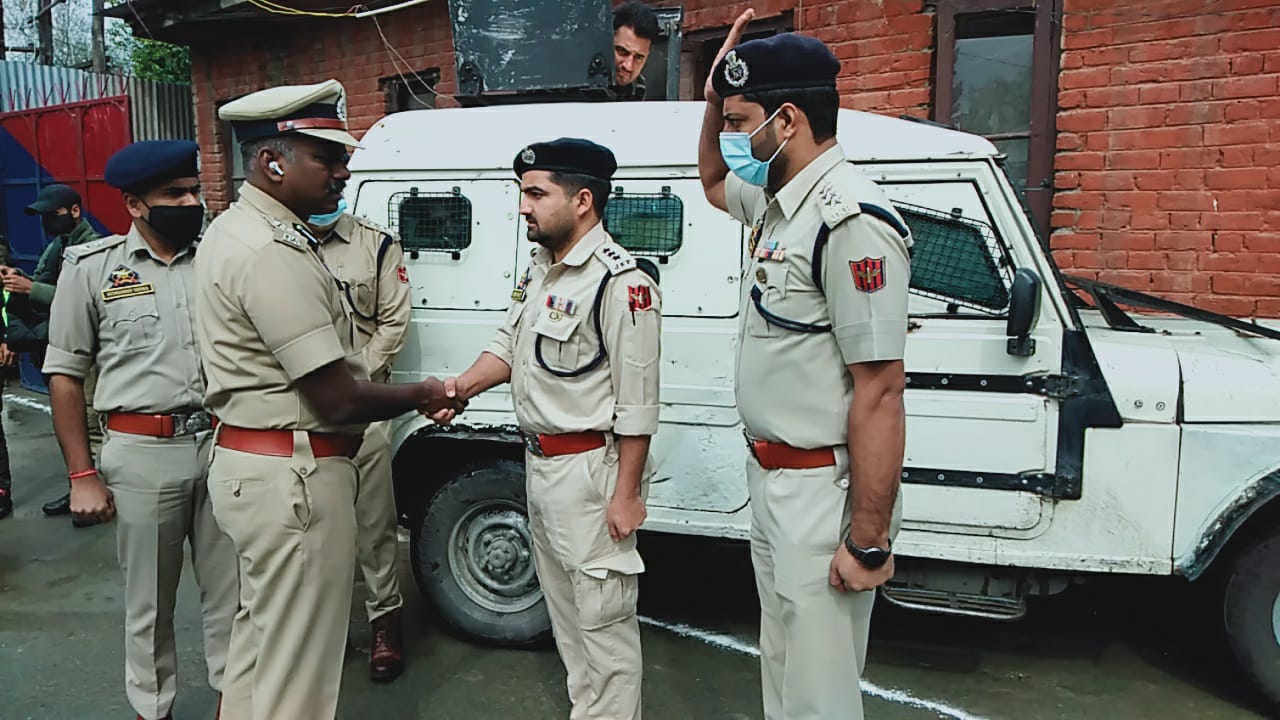 DIG NKR Baramulla visits Police District Sopore, Chairs officers meeting, Reviews Security Scenario