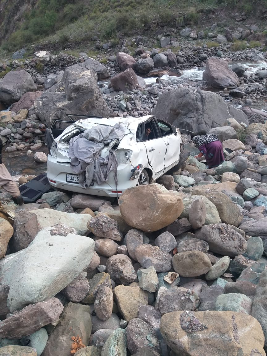 Husband injured, wife escapes unhurt in road accident in Uri