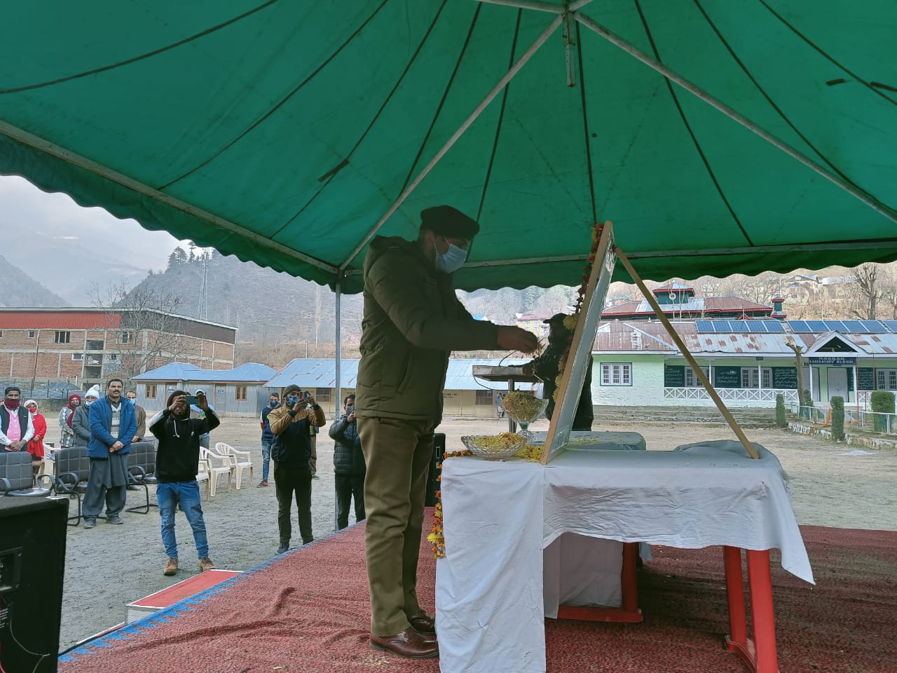 Boniyar residents pay homage to CDS General Bipin Rawat, others died in helicopter crash