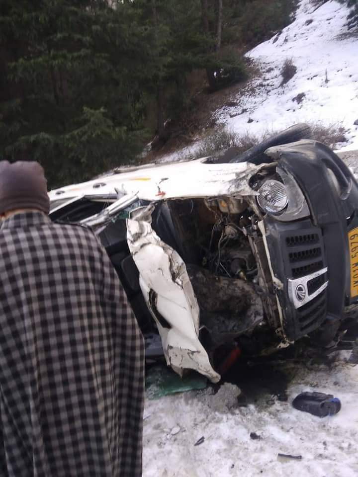 Driver killed, 9 persons injured in road accident in Tanghdar Kupwara