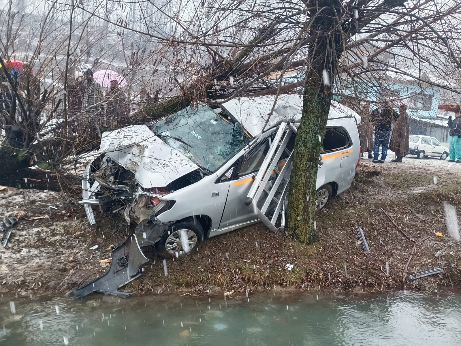 Four persons sustain Injuries after vehicle skids off road in Kangan 