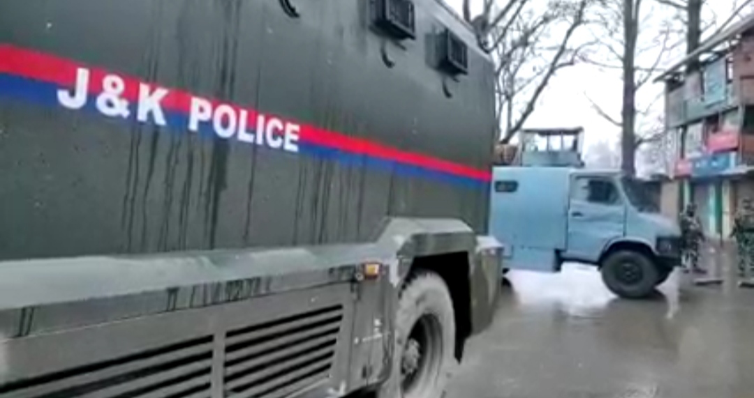 Gunfight Rages In South Kashmir’s Amshipora Shopian