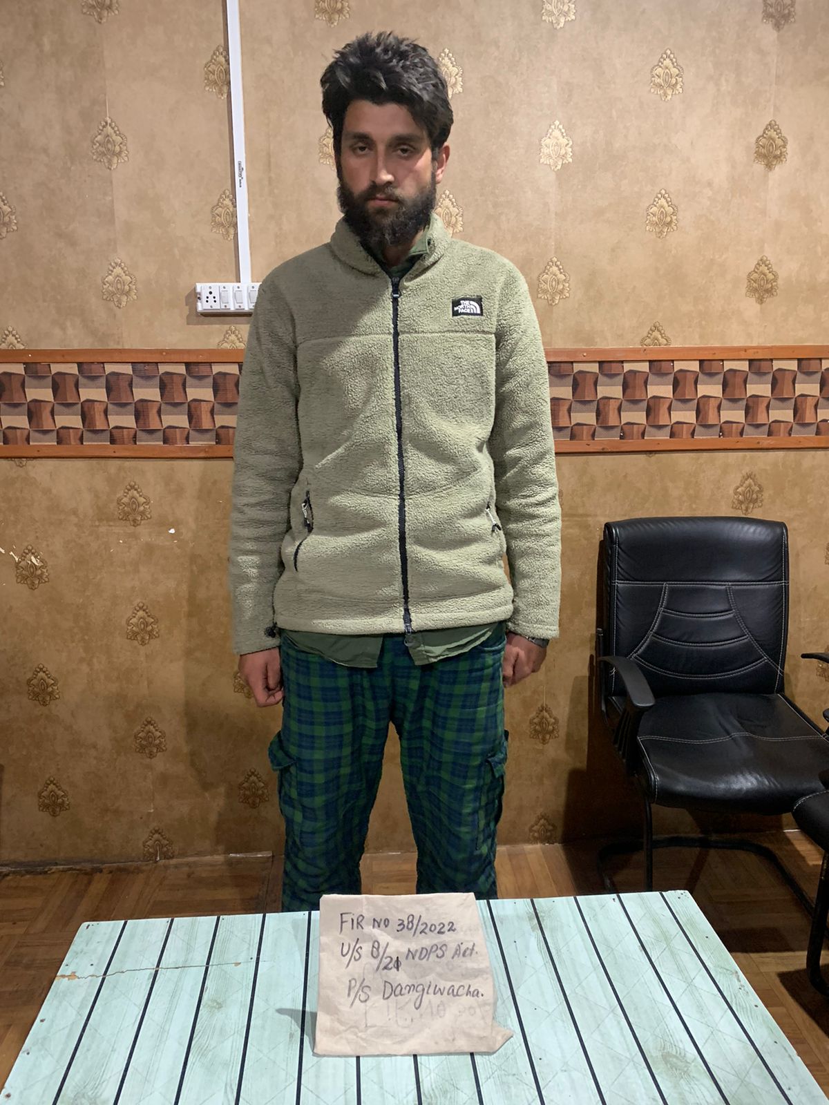 Sopore Police held drug peddler along with Heroine