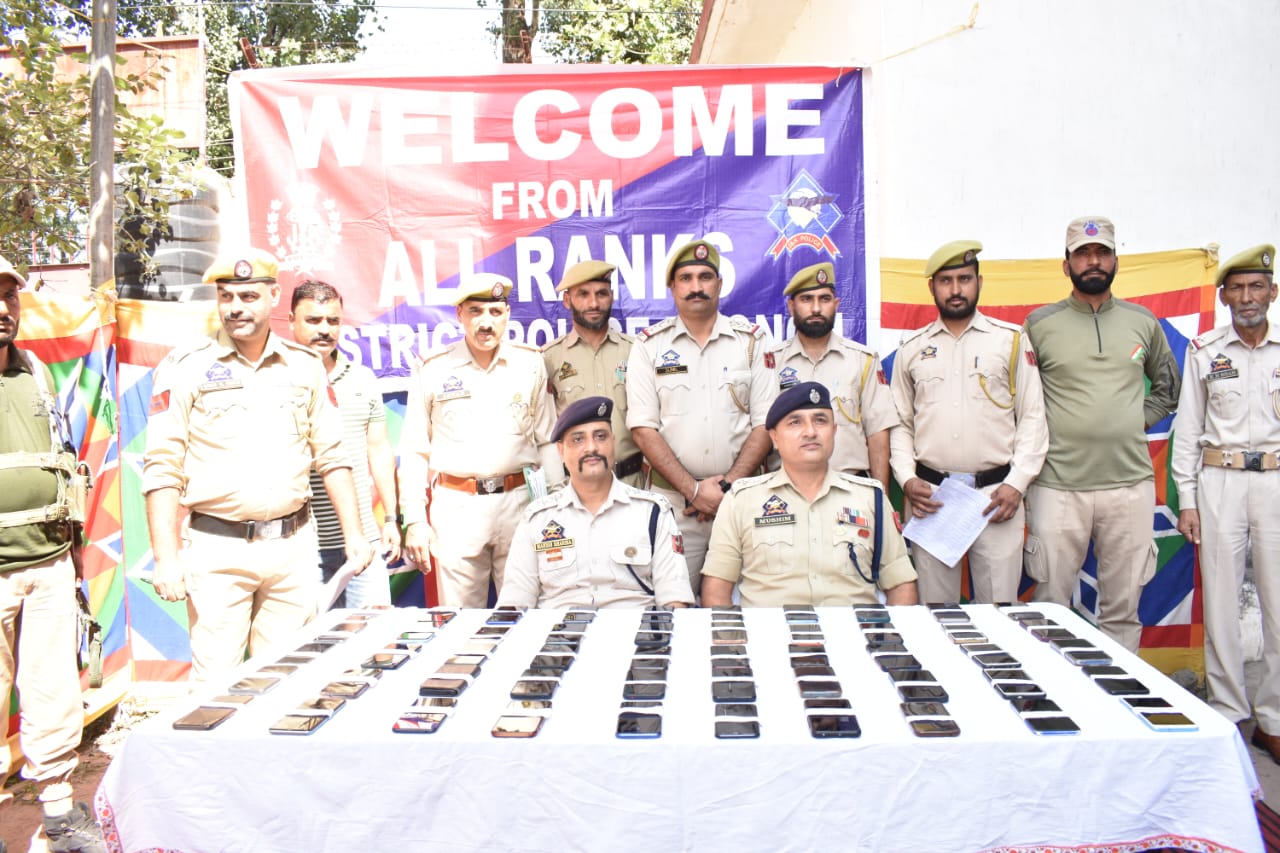 Cyber Cell Poonch Traces Over 50 Smartphones, Hands Over Gadgets to Rightful Owners